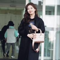 Mantan personel girlband K-pop Miss A ini juga melengkapi penampilannya dengan cincin Dior Rose des Vents. Foto: dok. Dior