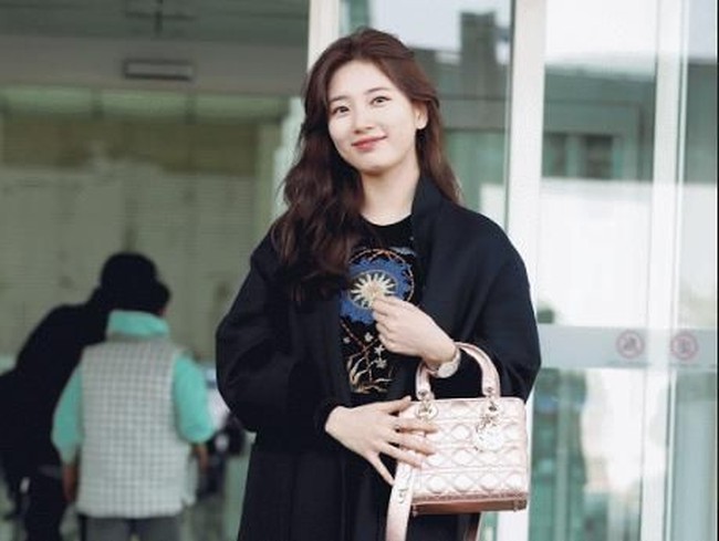 Mantan personel girlband K-pop Miss A ini juga melengkapi penampilannya dengan cincin Dior Rose des Vents. Foto: dok. Dior