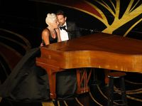 Lady Gaga dan Bradley Cooper. 