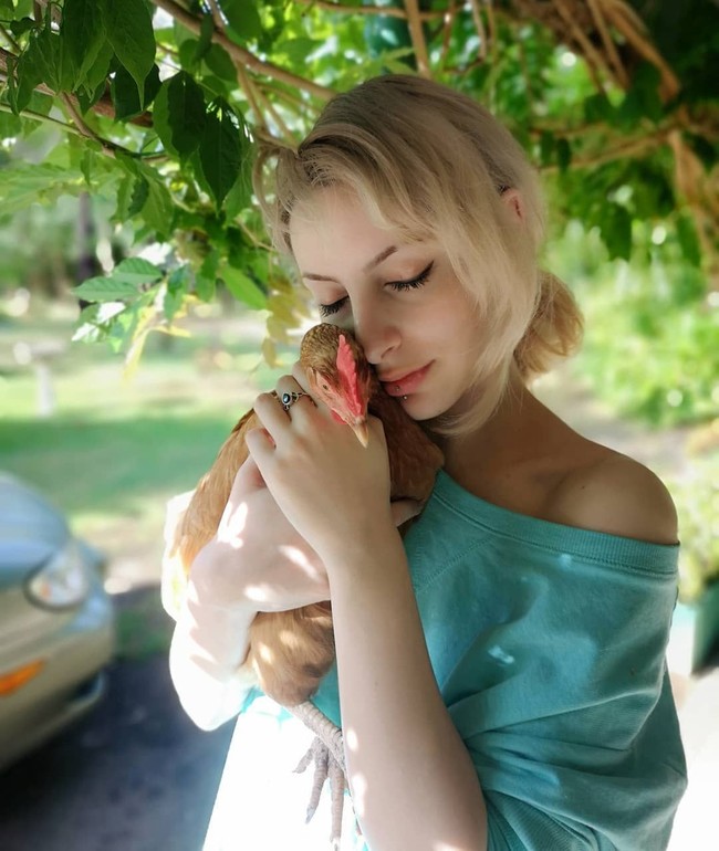 Angel Muiri memelihara seekor ayam yang sudah dianggapnya seperti sahabat. Ayam yang diadopsinya tersebut dinamakan Chookie. Foto: Instagram @angel.muiri