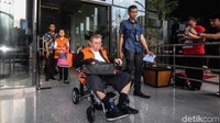 Direktur Utama PT Wijaya Kusuma Emindo (WKE), Budi Suharto juga diperiksa KPK. Ia tampak menggunakan kursi roda selama pemeriksaan.