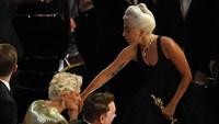 Aktris senior Glenn Close pun sempat mengucapkan selamat kepada Lady Gaga. REUTERS/Mike Blake