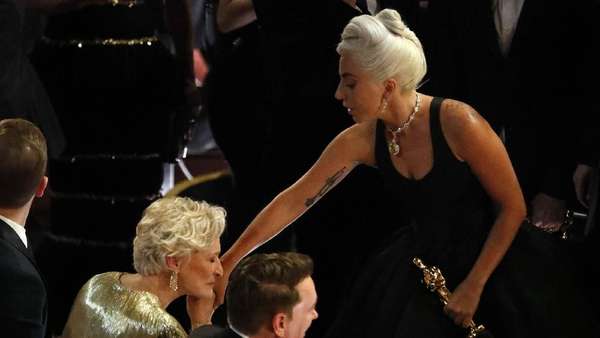 Menang di Oscar, Lady Gaga Nangis dan Peluk Bradley Cooper Menang di Oscar, Lady Gaga Nangis dan Peluk Bradley Cooper