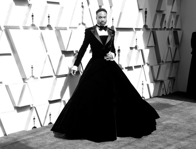Kepada Vogue, Billy Porter mengatakan sudah lama ingin mengenakan ball gown, namun tidak tahu kapan waktu yang tepat. Oscars 2019 pun dijadikan tempat untuk unjuk busananya. Foto: Getty Images