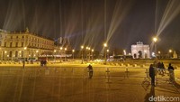 Oh iya, dari Louvre Anda juga tinggal melangkahkan kaki untuk menggapai Arc de Triopmple yang merupakan busur kemenangan Napoleon Bonaparte yang berdiri megah di jantung kota Paris. (Ardhi/detikTravel)