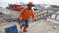 Selain itu akibat tingginya tanggul tersebut membuat pemasok barang dagangan ke Pulau Seribu sedikit tersendat.