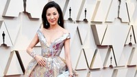 Michelle Yeoh tampil seperti seorang ratu Disney dengan gaun berhiaskan warna-warni. Frazer Harrison/Getty Images