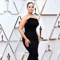 Bicara soal model plus-size, tak bisa melupakan sosok Ashley Graham. Ia menjadi salah satu model top dan inspirasi para wanita dengan berbagai ukuran tubuh. Tapi dulu Ashley sempat jadi wanita minder karena bertubuh gemuk. Ia kerap ditertawai karena teman bahkan orangtuanya menyebutnya gendut saat remaja. Menolak diet ekstrem, Ashley berhasil mendobrak standar kecantikan wanita yang harus kurus dan tinggi. Foto: Frazer Harrison/Getty Images