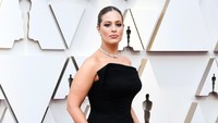 Ashley Frazer menunjukan lekuk tubuhnya dengan gaun hitam. Harrison/Getty Images