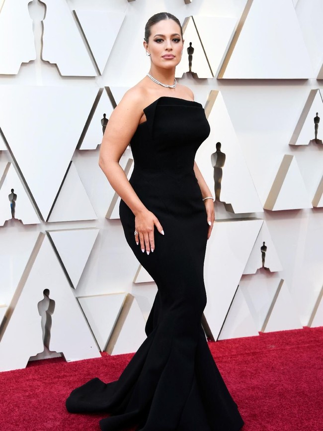 Model Ashley Graham selalu membaca kalimat motivasi dari beberapa koleksi buku favoritnya, sebelum memulai aktivitas di pagi hari. Foto: Frazer Harrison/Getty Images