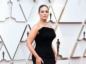 Ashley Graham Pamer Badan Memar Bikin Netizen Kaget, Ternyata Bekas Kerokan