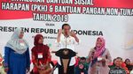 Semringahnya Jokowi Serahkan Bansos PKH dan BPNT di Cilacap