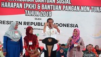 Pada kesempatan itu Jokowi juga memberikan sambutannya dan bercengkerama dengan ibu-ibu disana.