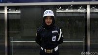 Petugas keamanan juga kini telah berjaga dibeberapa stasiun, khususnya di Stasiun Bundaran HI.