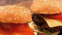 Sampai burger pun dibuat sendiri oleh Jossy lho. Foto ini jadi buktinya. Hamburger Time!! tulis Jossy. Foto: Instagram josscy