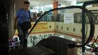 Pasar elektronik yang dulu ramai oleh lalu-lalang pengunjung kini tampak sepi seperti kata pepatah, hidup segan mati pun enggan. 