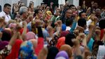 Semringahnya Jokowi Serahkan Bansos PKH dan BPNT di Cilacap
