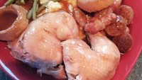  Nama hidangannya memang ayam panggang, tapi netizen di Facebook di buat terkejut oleh foto potongan daging ayam yang masih sangat mentah, dan disajikan dengan kentang tumbuk hingga sayuran. Foto: Facebook Rate My Plate