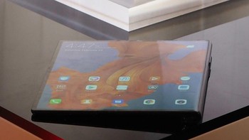 Huawei Mate X dengan koneksi 5G itu dihargai 2.299 euro untuk varian 8GB+512GB (RAM/ROM) atau sekitar Rp 36,6 juta jika dikonversi. Huawei Mate X dijanjikan tersedia pertengahan 2019 ini. Foto: Pocket Lint