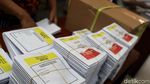 Begini Sibuknya Aktivitas Melipat Surat Suara untuk Pemilu 2019