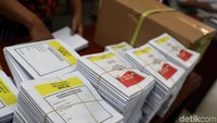 Pemilu yang dilakukan serentak bersamaan dengan Pilpres membuat surat suara menjadi lebih beragam, diantaranya yakni ada surat suara untuk pemilihan anggota DPR, surat suara untuk anggota DPD, surat suara anggota DPRD, dan surat suara presiden dan wakil presiden.