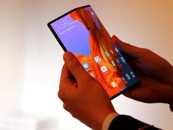 Menggenggam Ponsel Fleksibel Huawei Mate X