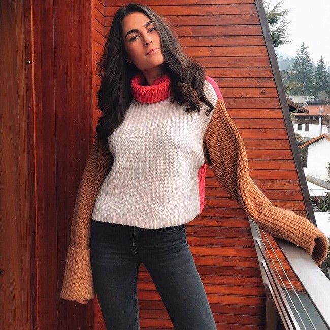 Meskipun kerap tampil dengan gayanya yang mencuri atensi dan stylish, model berusia 26 tahun ini mengaku bukanlah sosok yang gemar dengan kehidupan glamor. Saya tipe wanita pendiam dan suka ketenangan. Saya lebih memilih makan malam dengan suasana intim bersama teman-teman dibandingkan berada di kelab malam dengan suara musik yang amat keras sehingga Anda sulit bicara dengan siapapun, ungkap Francesca pada wawancara dengan Il Giorno.Foto: Instagram @francescasofianovello