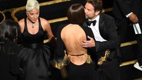 Ternyata sebelum tampil ke atas panggung, Bradley meminta izin terlebih dahulu dan mencium Irina. Kevin Winter/Getty Images