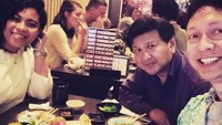 Selain hidangan Barat sepertinya Jossy juga doyan menu Jepang. Kali ini ia menyantap sushi. Foto: Instagram josscy