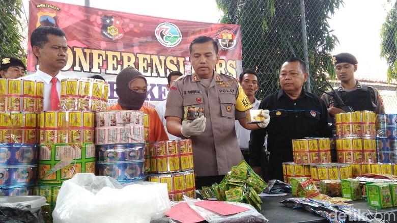 Pemalsu Berbagai Produk Jamu Herbal Ditangkap Polisi di Kebumen Pemalsu Berbagai Produk Jamu Herbal Ditangkap Polisi di Kebumen