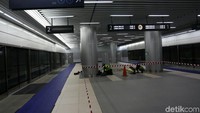 Petugas tengah melakukan finishing lantai stasiun MRT.