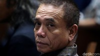 Proses penyerahan uang suap secara tunai itu pun tak diterima langsung oleh Irwandi. Ia menyuruh orang terdekatnya, Izil Azhar, untuk berinteraksi dengan si pemberi suap.