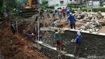 Pekerja Kebut Pembuatan Turap di Kali Buaran Jaktim