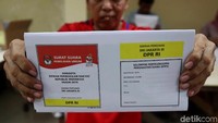 Menurut pekerja dalam sehari mereka dapat melipat sekitar 2.000 eksemplar surat suara.