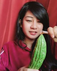 Duh, Wanita Cilacap Ini Makan Pare Pakai Choki Choki!