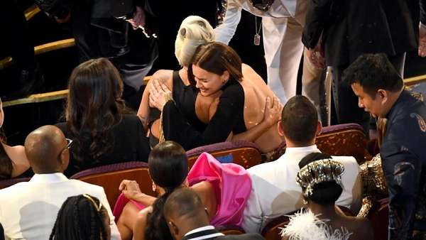 Menang di Oscar, Lady Gaga Nangis dan Peluk Bradley Cooper Menang di Oscar, Lady Gaga Nangis dan Peluk Bradley Cooper