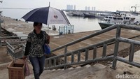 Salah satu warga mengatakan baiknya diberikan solusi agar diberikan jalur khusus untuk bongkar muat barang kapal.