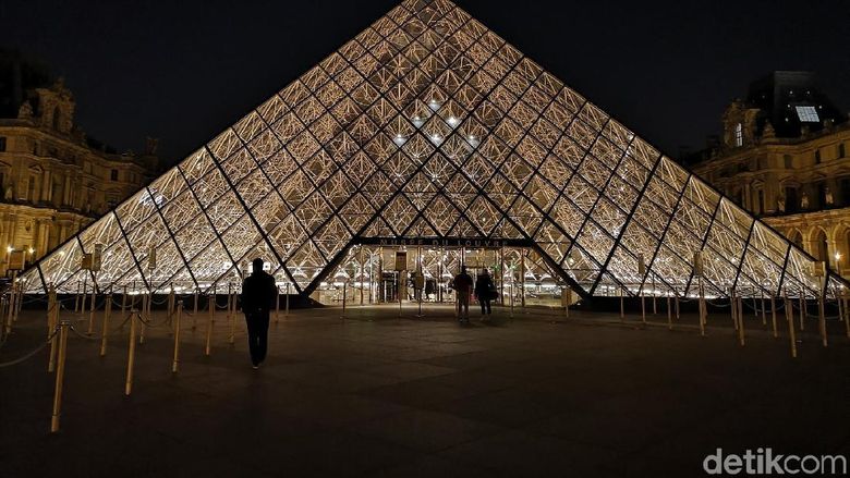 Museum Louvre saat malam hari Museum Louvre saat malam hari