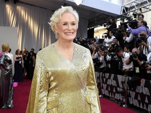 Elegan Seperti Patung Oscar, Aktris Senior Ini Pakai Gaun Emas 19 Kg