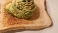 Bukannya lucu dan imut, irisan alpukat yang ditata sedemikian rupa ini jadi mirip seperti monster yang meleleh setelah terkena sinar matahari. Foto: Facebook Rate My Plate