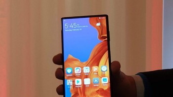 Sedangkan Mate X tampak lebih besar ukurannya. Foto: istimewa