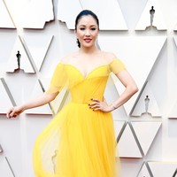 Constance Wu anggun dalam balutan gaun strapless kuning dari Versace yang memamerkan bahu indahnya. Foto: Getty Images