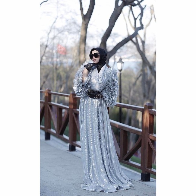 Aksen fur atau bulu-bulu manja tampaknya jadi favorit Syahrini. Ia pernah terlihat beberapa kali memakai busana dengan aksen tersebut. Akankah busana berbulu akan ia pilih untuk menikah? Foto: Instagram/Princessyahrini