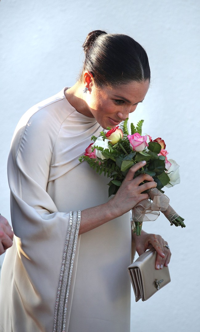 Detail beads manis di sepanjang lengan gaun Meghan yang memikat. Foto: Getty Images