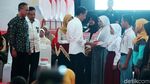 Semringahnya Jokowi Serahkan Bansos PKH dan BPNT di Cilacap