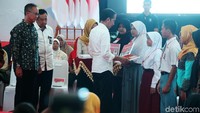Jokowi secara simbolis menyerahkan Kartu Keluarga Sejahtera kepada warga Cilacap.