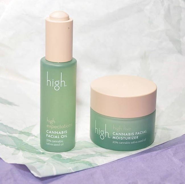 Seperti dikutip dari Vogue, salah satu isi goodie bag Oscars 2019 yang paling menarik perhatian adalah produk dari brand High Beauty. Produk skincare tersebut mengandung ganja. High Beauty memang populer sebagai merek produk skincare yang mengandung tanaman ganja. Dalam situs resminya, brand tersebut mengklaim seluruh produk mereka organik dan ramah lingkungan. Harga skincare ganja ini mulai dari US$ 40 atau sekitar Rp 563 ribu. Foto: Istimewa