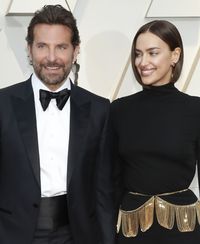 Bradley Cooper dan Irina Shyak di karpet merah Oscars 2019.