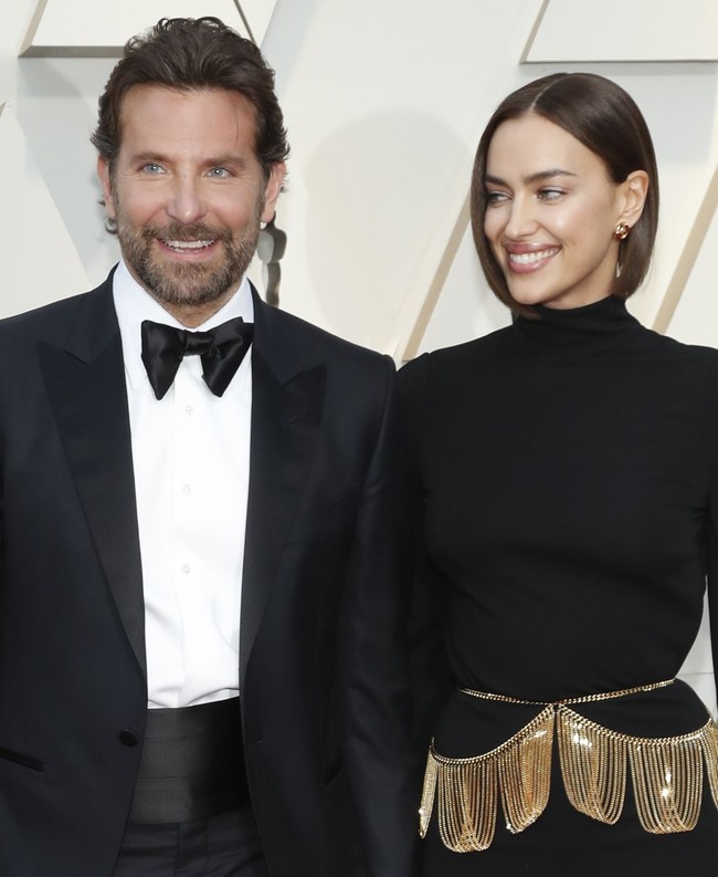 Chemistry antara pemain A Star is Born Bradley Cooper dan Lady Gaga tampaknya menggangu Irina Shayk. Irina dilaporkan muak dengan Lady Gaga yang terlihat mesra dengan sang kekasih Bradley ketika tampil duet di acara Oscars 2019. Foto: REUTERS/Mario Anzuoni