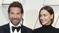 Pandangan penuh cinta yang diberikan oleh Irina kepada Bradley membuat semua pria iri. REUTERS/Mario Anzuoni